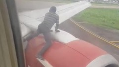 離陸前の機体の翼に飛び乗る、男を拘束　ナイジェリア空港