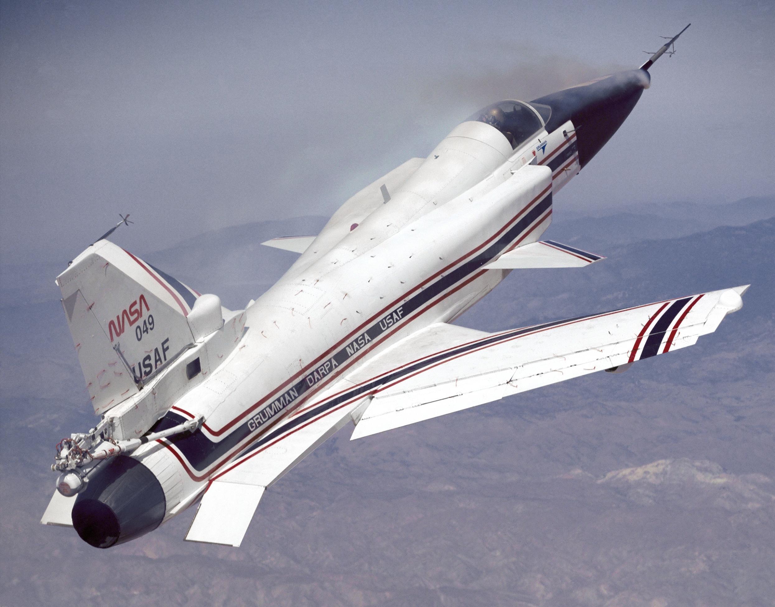 １９９１年の研究飛行でのＸ２９の様子。機首部分の煙発生器は機体の上を流れる空気の動きの観察に役立てられた/NASA