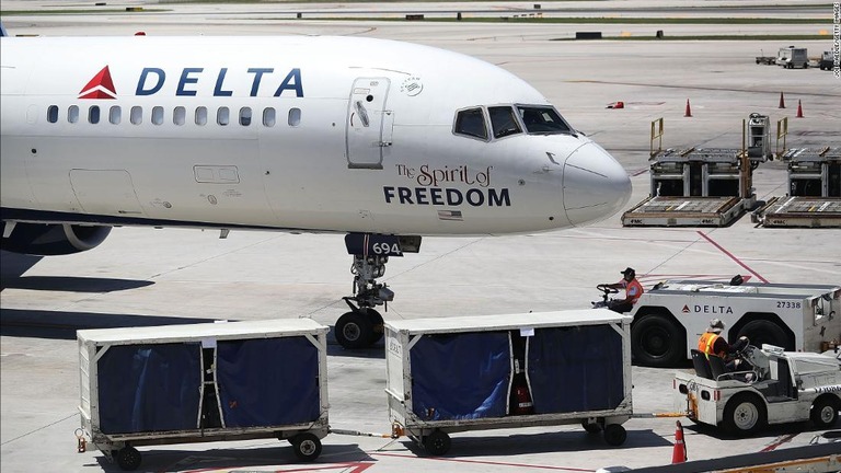米デルタ航空が、機内に薬物の過剰摂取の治療薬を常備する方針を明らかにした/Joe Raedle/Getty Images