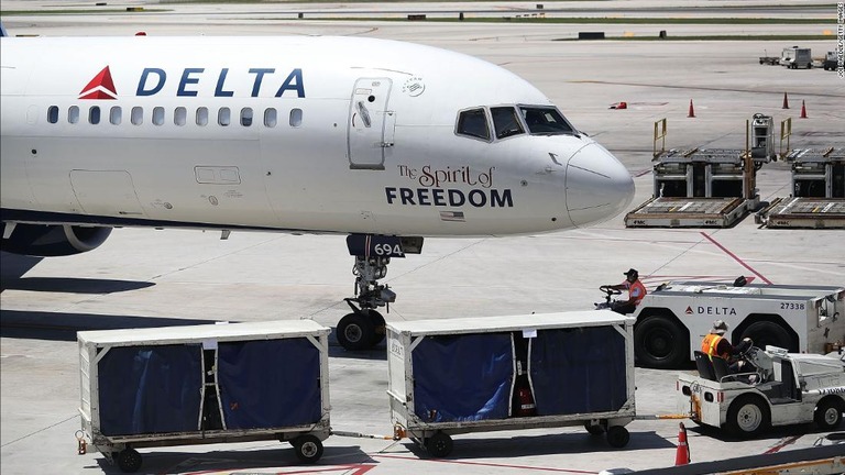 米デルタ航空が、機内に薬物の過剰摂取の治療薬を常備する方針を明らかにした/Joe Raedle/Getty Images