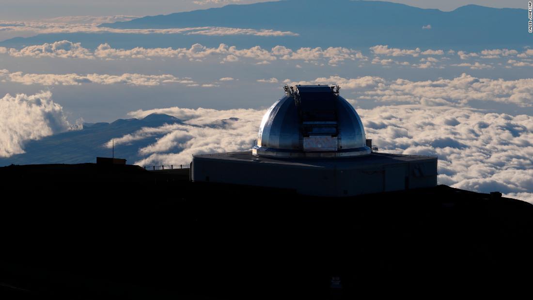 マウナケア山の山頂にある望遠鏡のひとつ＝１４日/Caleb Jones/AP