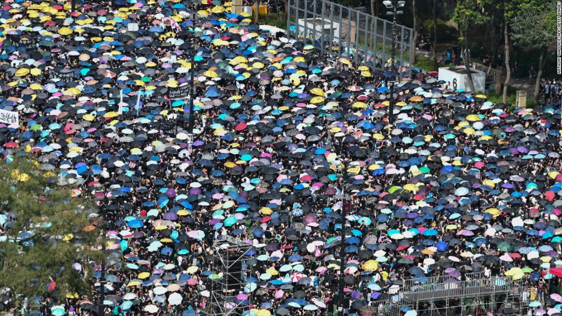 デモ隊は「逃亡犯条例」に抗議して行進した=21日/ANTHONY WALLACE/AFP/Getty Images
