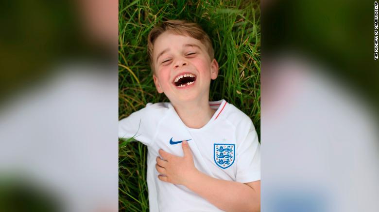 芝生に寝転んで満面の笑みを浮かべるジョージ王子/The Duchess of Cambridge/AP