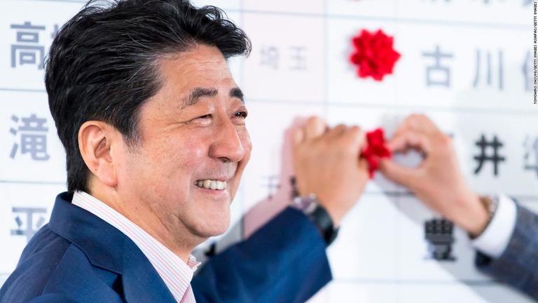 当選者に花をつける安倍首相/Tomohiro Ohsumi/Getty Images AsiaPac/Getty Images