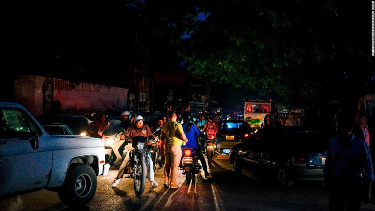停電後の首都カラカスの路上。車やバイク、徒歩の人が入り混じる＝２２日/MATIAS DELACROIX/AFP/AFP/Getty Images