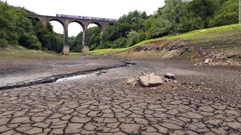 干上がった貯水池の光景＝１８年８月、英イングランド北西部ボルトン付近/PAUL ELLIS/AFP/Getty Images