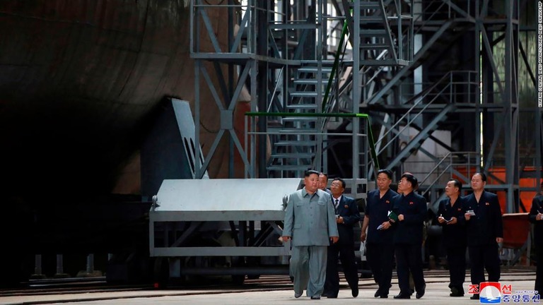 北朝鮮メディアが、金正恩委員長が新型潜水艦を視察する様子を公開した/Korean Central News Agency/Korea News Service/AP