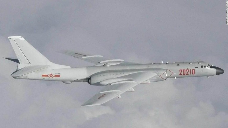 中国軍の爆撃機「Ｈ６」。ロシア軍機とともに日本上空周辺を飛行した/Handout/Japanese Ministry of Defence