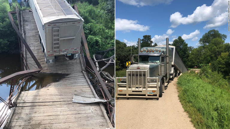 歴史的価値を認められた米国の橋が、重量超過のトレーラーの通行により崩落した/Grand Forks County Sheriff's Office