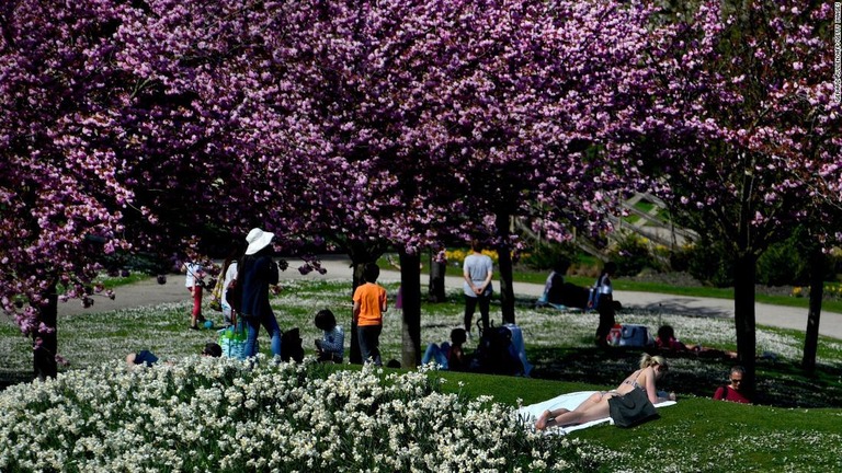 パリにある公園のヌーディスト区画で、のぞき見の被害を訴える声が相次いでいる/Gerard Julien/AFP/Getty Images