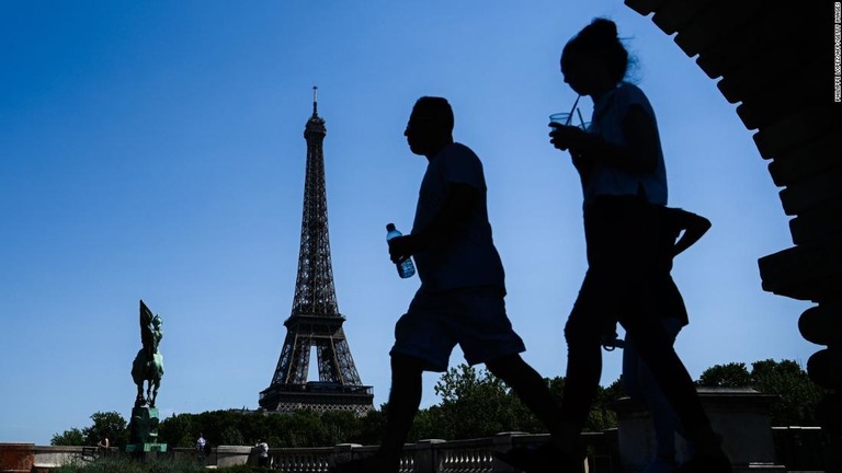 パリでは気温が４２度に達すると予想されている/PHILIPPE LOPEZ/AFP/Getty Images