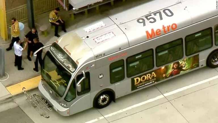 ロサンゼルスで男が発砲し、バスに乗っていた男性など４人が死亡した/KCAL/KCBS