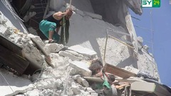 瓦礫から転落寸前の幼児、手を伸ばす姉　空爆激化で子どもが犠牲に　シリア