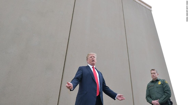 壁の試作品を見学するトランプ大統領＝２０１８年３月１３日、カリフォルニア州サンディエゴ/MANDEL NGAN/AFP/Getty Images