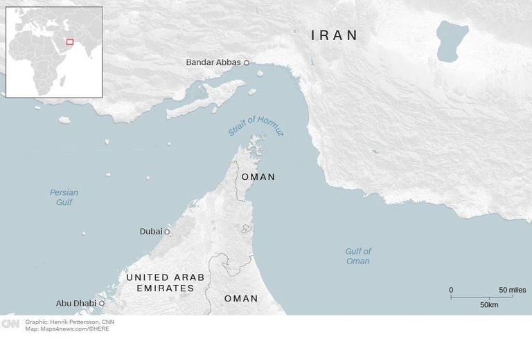 イラン情勢緊迫化で英海軍がホルムズ海峡を航行する自国籍のタンカーの護衛を開始へ/Graphic:Henrik Pettersson, CNN  Map:Maps4news.com/HERE