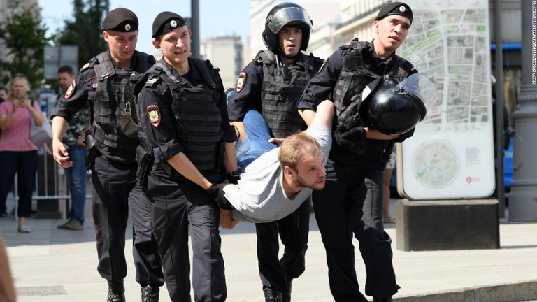 モスクワ市議選をめぐるデモで、デモに参加した数百人が拘束された/KIRILL KUDRYAVTSEV/AFP/AFP/Getty Images