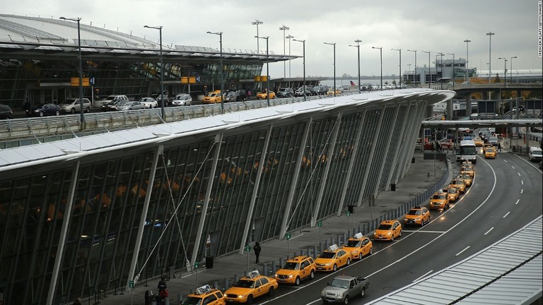 テロ組織に参加しようとしていた男がジョン・Ｆ・ケネディ国際空港で逮捕された/Spencer Platt/Getty Images