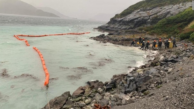 流出を受けチリ海軍が現場に出動した＝２７日、グアレリョ島/Chilean Navy