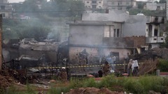 軍用機が住宅地に墜落、１７人死亡　パキスタン首都近郊