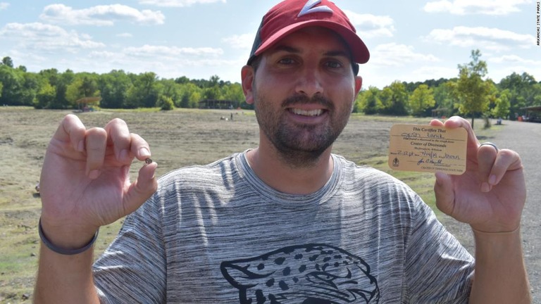 夏休みに訪れた州立公園での採掘体験でダイヤモンドを発見したレイニックさん/Arkansas State Parks