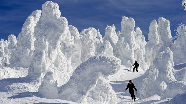 山形県蔵王山の冬の名物、樹氷。寒冷な気候が作り出す天然の彫刻だ/Kyodo/AP