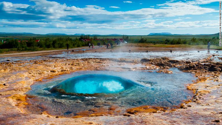 有名な間欠泉が複数存在するアイスランドのハウカダルール地熱地帯/Mikel Bilbao/VW PICS/UIG/Getty Images