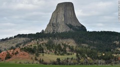 アメリカ先住民の聖地ともなっている米ワイオミング州のデビルズタワー