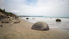 モエラキ・ボールダーズ（ニュージーランド）の球形の岩は、泥岩が５００万年かけて凝固したものだという
