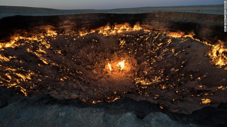 トルクメニスタンにあるダルヴァザのガスクレーター。ソ連の科学者が点火した天然ガスのクレーターが、現在に至るまで赤々と燃え続けている/Giles Clarke/Getty Images
