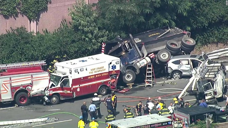 ダンプカーの事故によって警官らが負傷した/WABC