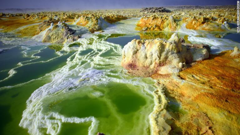 エチオピアのダロル。色鮮やかな熱水で知られる高温の地だ/Carl Court/Getty Images