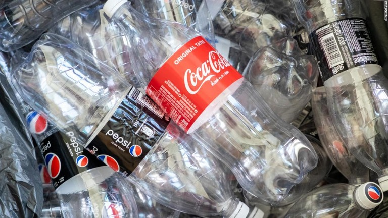 コカ・コーラとペプシコが、プラスチック禁止に反対する業界団体から脱退する/Shutterstock 