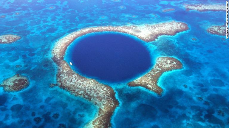 カリブ海のベリーズ珊瑚礁保護区内にある世界最大級の陥没穴、グレートブルーホール/The Asahi Shimbun/Getty Images