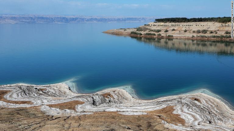 イスラエルとヨルダンの間に位置する死海。塩分濃度は海水の９倍以上だという/Ahmad Abdo/AFP/Getty Images