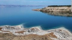 イスラエルとヨルダンの間に位置する死海。塩分濃度は海水の９倍以上だという