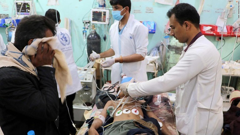 空爆による負傷者を治療する医師/Naif Rahma/Reuters