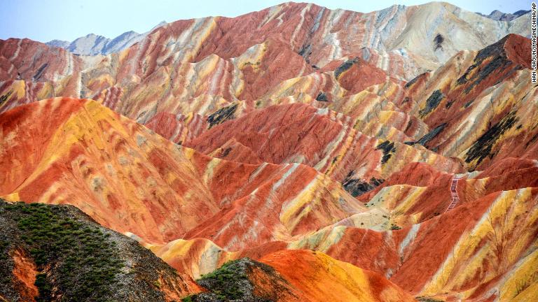 中国・甘粛張掖（かんしゅくちょうえき）国家地質公園の「虹色の山脈」。数百年の間に堆積した砂岩や泥岩、色とりどりの堆積岩の層で構成されている/Han jiajun/Imaginechina/AP