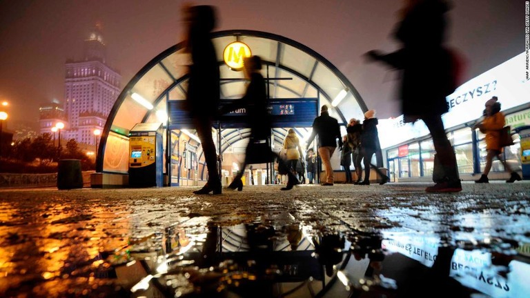 ポーランドの駅前を行き交う通勤客。頭脳流出阻止に向けた非課税措置が打ち出された/Jaap Arriens/NurPhoto via Getty Images