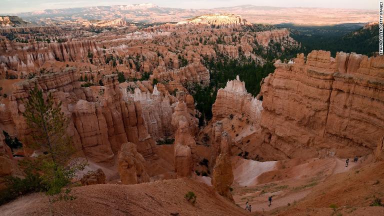 グランドキャニオンに匹敵するすばらしい景観に出会える米ユタ州のブライスキャニオン国立公園/Ethan Miller/Getty Images