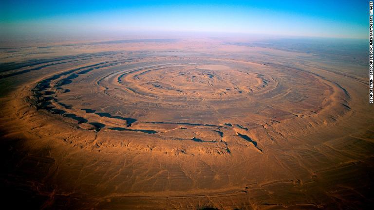 モーリタニアにある「サハラの目」は、隕石の衝突でできたクレーターではなく、侵食により形成されたドーム型の構造と考えられる/George Steinmetz/Corbis Documentary/Getty Images