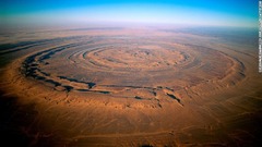モーリタニアにある「サハラの目」は、隕石の衝突でできたクレーターではなく、侵食により形成されたドーム型の構造と考えられる
