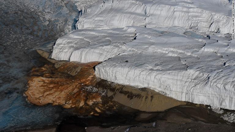 南極のテイラー氷河の先端に位置する「血の滝」。赤い色の理由は高濃度の塩水に含まれる酸化鉄だという/Mark Ralston/AFP/Getty Images