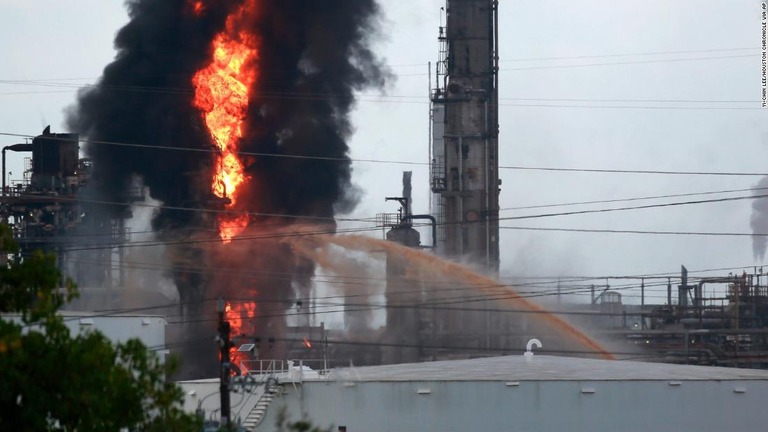 エクソンモービルの工場で火災が発生し、負傷者が出た/Yi-Chin Lee/Houston Chronicle via AP