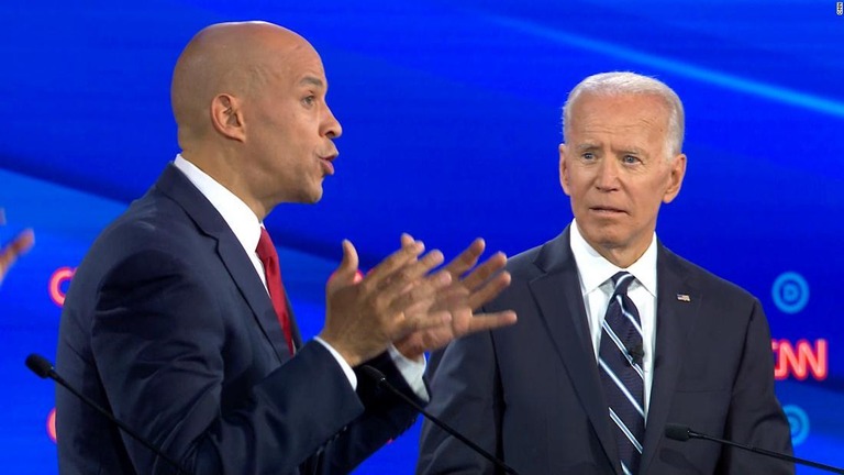 民主党討論会でバイデン前副大統領（右）が各候補からの批判にさらされた/CNN