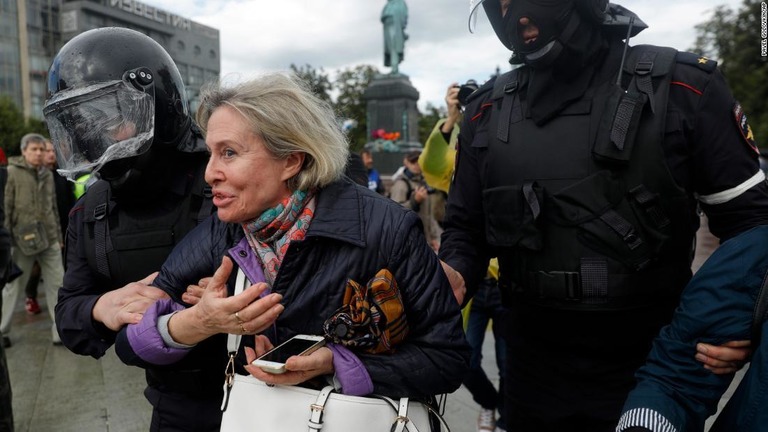 無許可の集会に参加して拘束された女性＝３日、モスクワ/Pavel Golovkin/AP