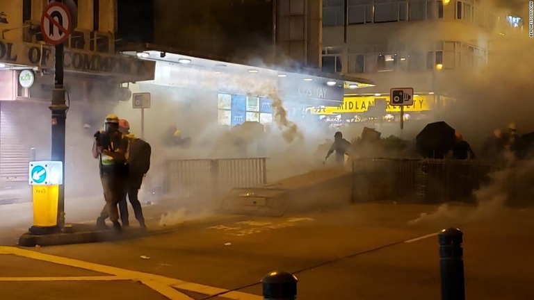 デモの鎮圧に警察が催涙ガスを使用した/Ben Westcott/CNN
