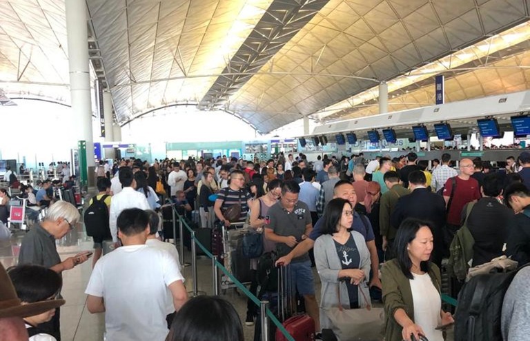 香港でストライキが発生し、航空便１００便以上に影響が出ている/Allen Shum/CNN