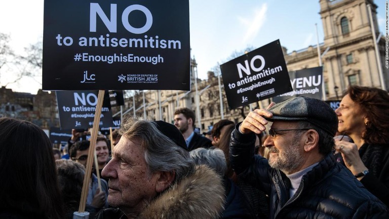 ロンドンで反ユダヤ主義に抗議する人々。ＣＳＴの報告によれば、今年上半期に反ユダヤ主義に関連した事案の報告数が最高水準となった/Jack Taylor/Getty Images Europe/Getty Images