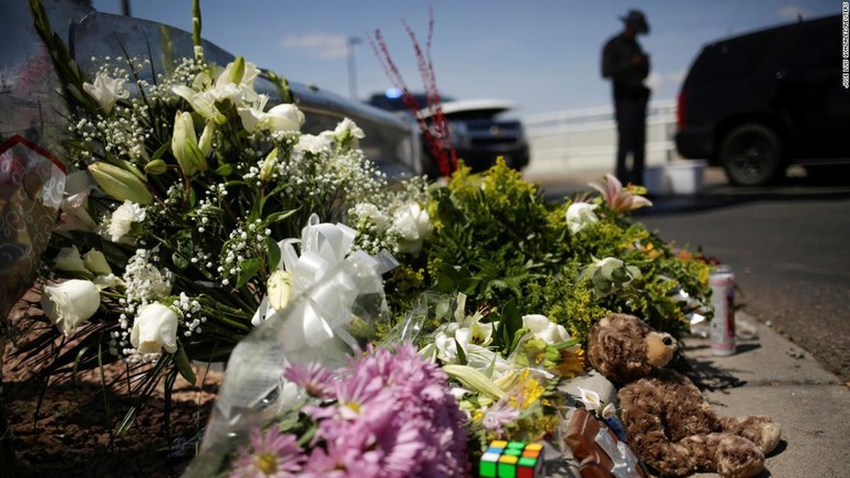 米テキサス州での銃乱射事件。身を盾にして赤ちゃんを守った母親が死亡した/Jose Luis Gonzalez/Reuters