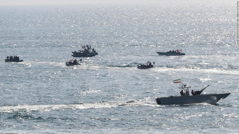 イラン革命防衛隊の海上部隊が、ペルシャ湾で外国籍のタンカーを拿捕した/Hamed Malekpour/Tasnim News Agency via Reuters